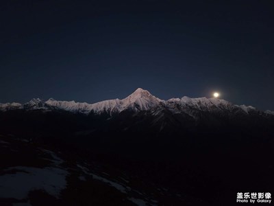 日照金山遇上超級(jí)月亮