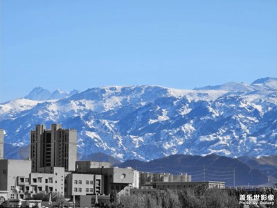 遠處的山下雪了