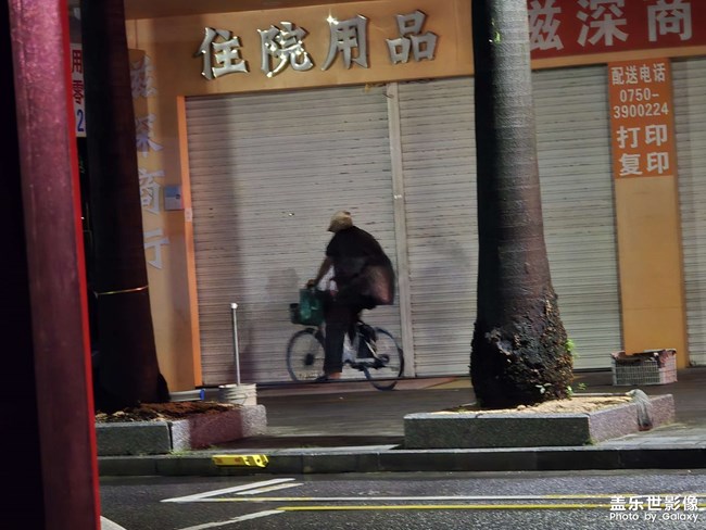 凌晨三點(diǎn)的街道，一個(gè)人坐著破單車(chē)，或許他的過(guò)往。。。