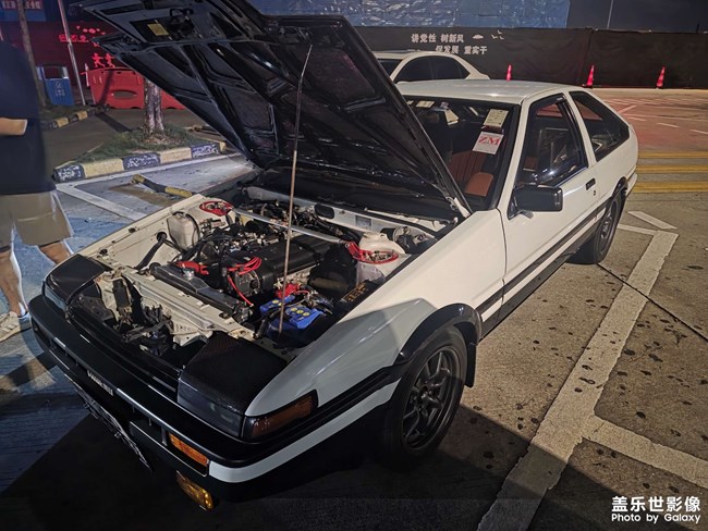 服務(wù)區(qū)偶遇原裝AE86