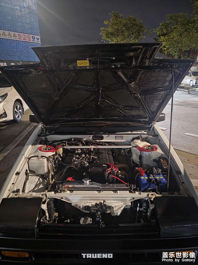 服務(wù)區(qū)偶遇原裝AE86