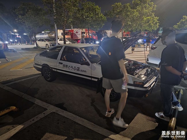 服務(wù)區(qū)偶遇原裝AE86