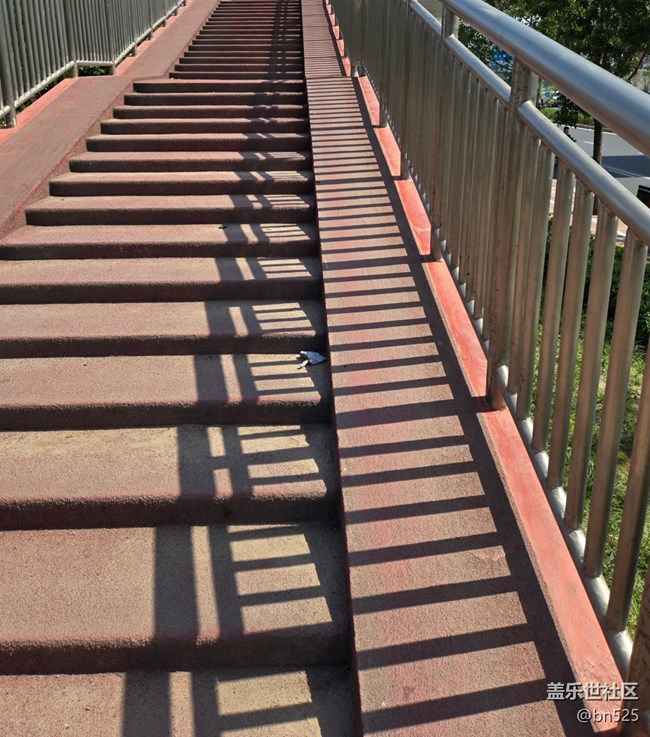 【捕捉生活中的對比色】橋下掠影