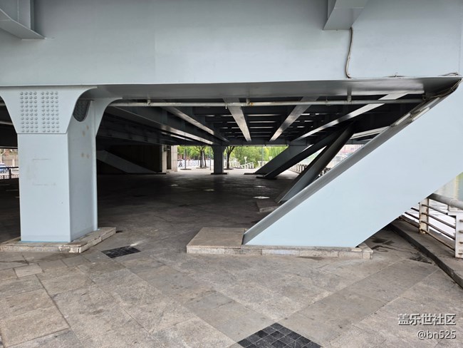 【捕捉生活中的對比色】橋下掠影