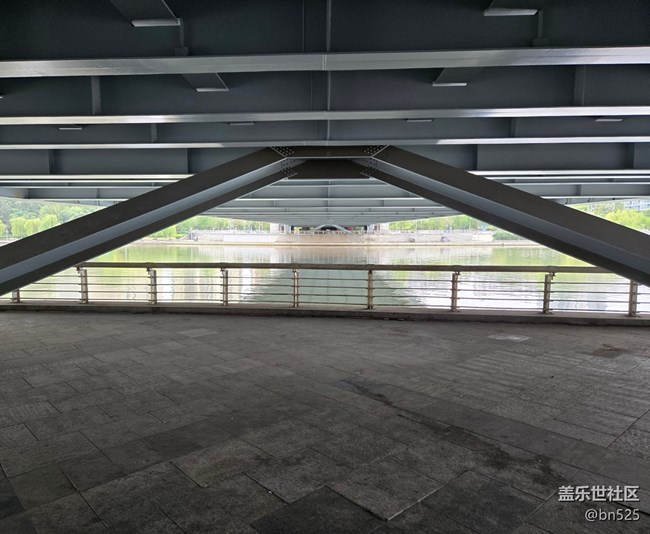 【捕捉生活中的對比色】橋下掠影