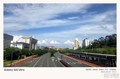 天空湛藍，云朵飄渺。