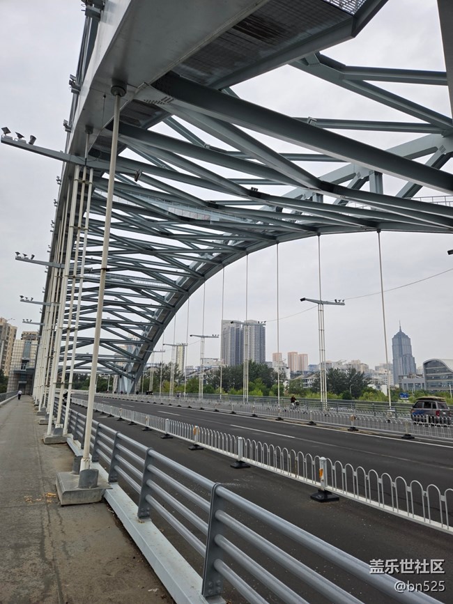 【捕捉生活中的對比色】橋下掠影