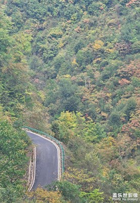 大山深處的秋景