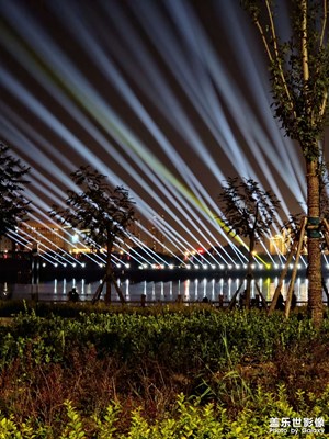 夜幕中的城市，無(wú)關(guān)四季