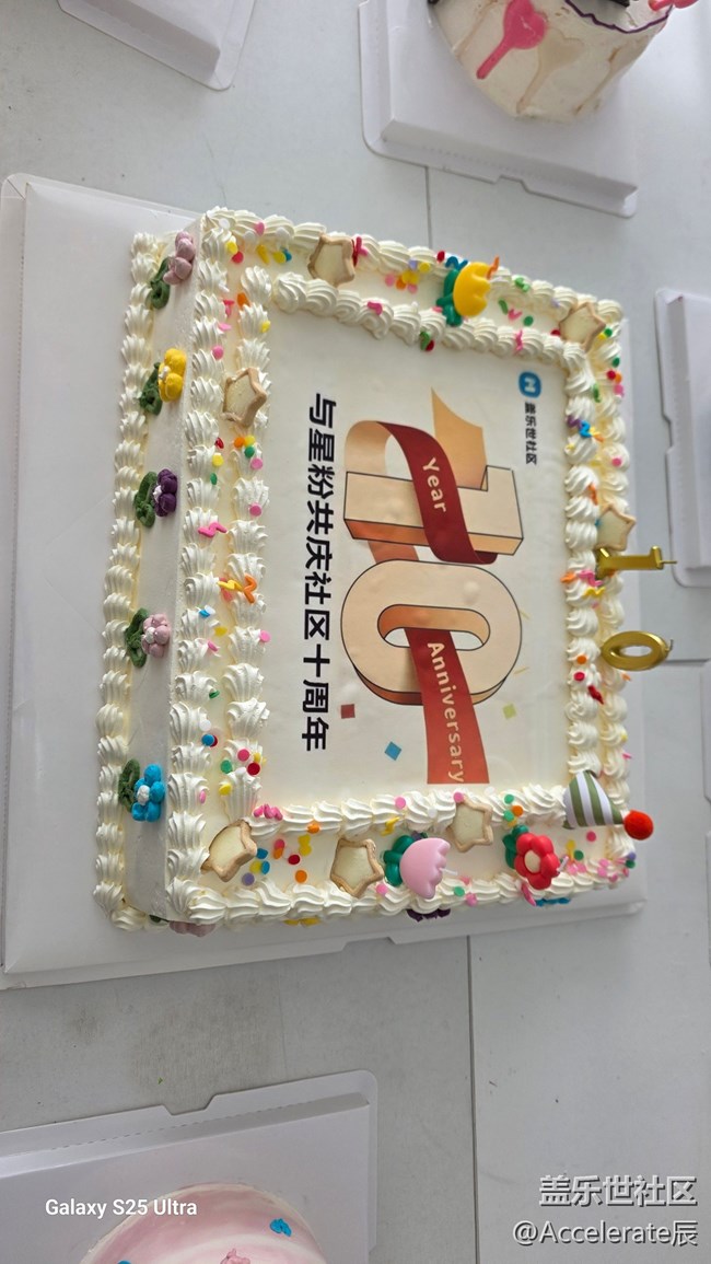 沈陽甜星 DIY 烘焙坊：三星蓋樂世社區(qū)十周年粉絲慶?；顒踊仡?  data-aigc="0|0|0|0" data-aigclabel="" /></p><p>當星粉們一起吹滅蠟燭時，烘焙坊里響起掌聲和歡呼聲，有星粉還打開手機閃光燈揮舞，像在舉辦小型演唱會。工作人員把星粉們親手做的蛋糕和月餅分裝成禮盒，每個禮盒里都放了一張十周年紀念卡片，上面寫著 “感謝十年同行，未來繼續(xù)‘星’隨你動”。</p><p>收尾：帶著甜蜜，期待下一個十年<img class="ueditor_img" src="http://www.samsungmembers.cn/Upload/IMAGES/25/1029/cac4fa2131304bcfbda3b195506490a6_650x0.jpg" title=
