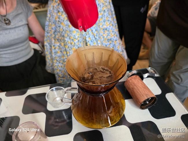 沈陽星粉聚首！咖啡館里的手沖香與鏡頭里的拉花美