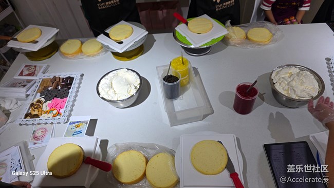 沈陽甜星 DIY 烘焙坊：三星蓋樂世社區(qū)十周年粉絲慶?；顒踊仡?  data-aigc="0|0|0|0" data-aigclabel="" /></p><p>動手時刻：蛋糕里的 “三星記憶”</p><p>第一個環(huán)節(jié)是做十周年主題蛋糕。星粉和旁邊的 95 后星粉一組，95 后星粉是社區(qū)的 “技術達人”，經常分享手機攝影技巧。揉面團時，95 后星粉突然說：“星粉要在蛋糕胚上刻個 Galaxy S6 的圖案，那是星粉第一部三星手機，當年就是因為在社區(qū)看了測評才買的！”</p><p><img class="ueditor_img" src="http://www.samsungmembers.cn/Upload/IMAGES/25/1029/b5f90293116241069598fb57b70bee4c_650x0.jpg" title=