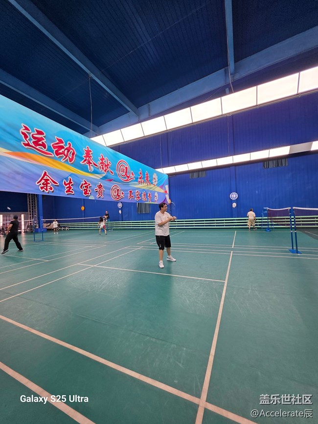 沈陽星粉集結(jié)羽毛球館！夏日揮拍活力滿，手機(jī)鏡頭定格熱血瞬間