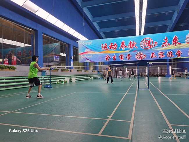 沈陽星粉集結(jié)羽毛球館！夏日揮拍活力滿，手機(jī)鏡頭定格熱血瞬間