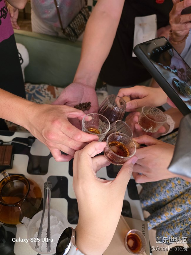 沈陽星粉聚首！咖啡館里的手沖香與鏡頭里的拉花美