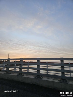 水邊朝霞