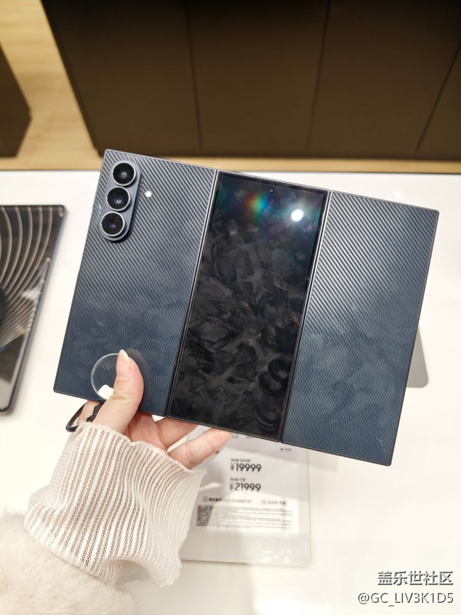 三星三折疊真機上手！10英寸巨屏+AI生產(chǎn)力太香了?