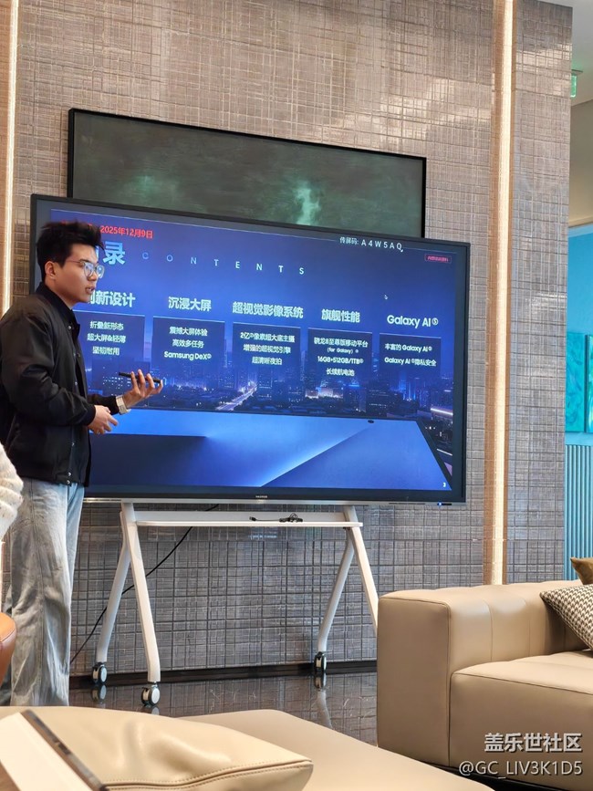 三星三折疊真機上手！10英寸巨屏+AI生產(chǎn)力太香了?
