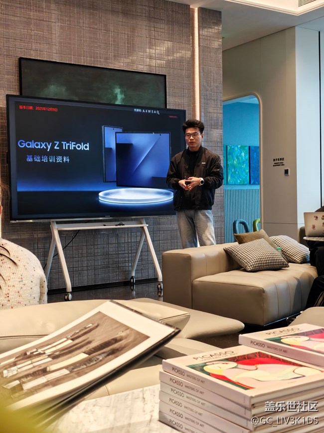 三星三折疊真機上手！10英寸巨屏+AI生產(chǎn)力太香了?