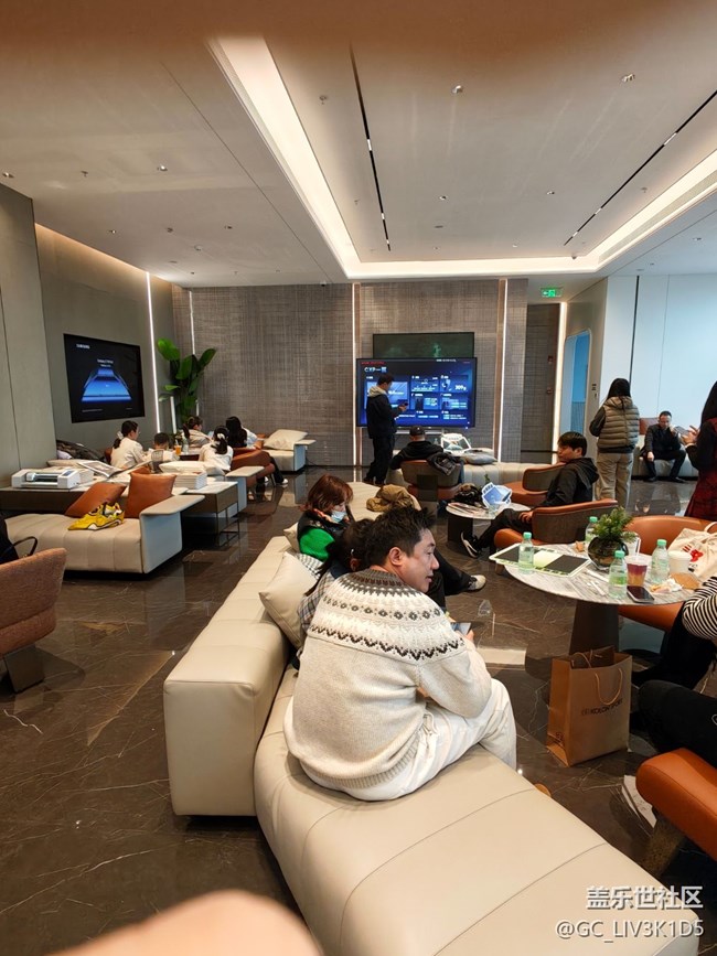 三星三折疊真機上手！10英寸巨屏+AI生產(chǎn)力太香了?