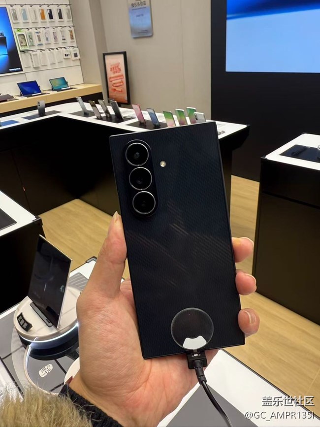 一款性能拉滿了的手機！