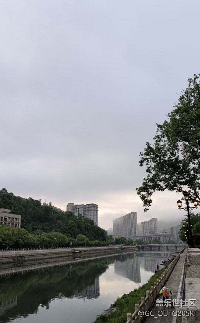 【折疊屏手機(jī)里的春夏秋冬】夏日清晨