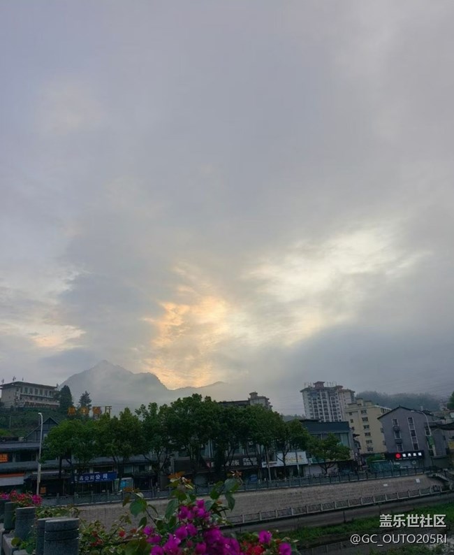 【折疊屏手機(jī)里的春夏秋冬】夏日清晨