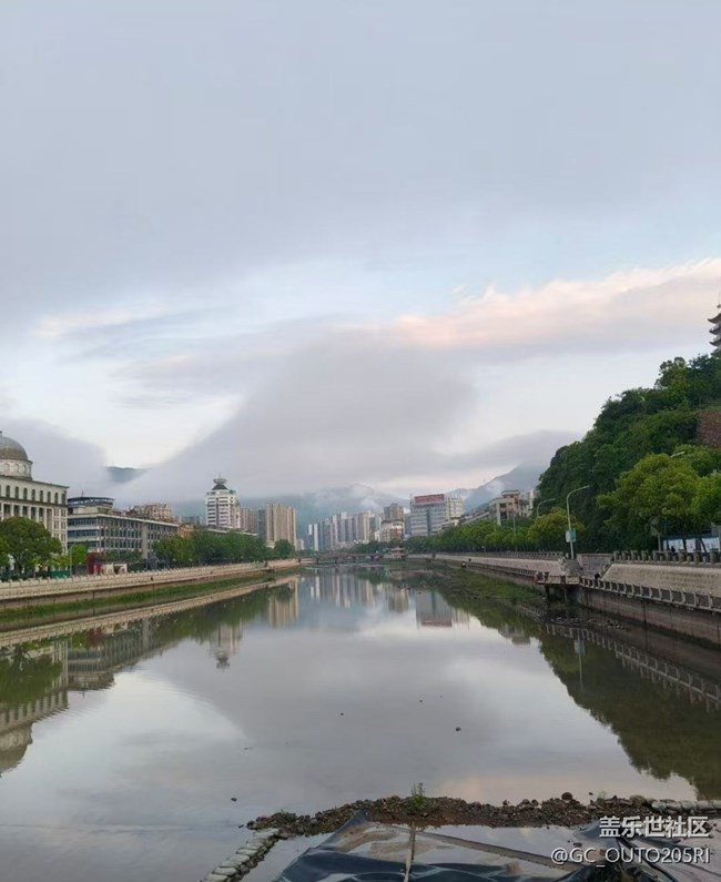 【折疊屏手機(jī)里的春夏秋冬】夏日清晨