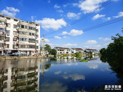 發(fā)出來的圖片會被壓縮沒有存在手機上的清晰是吧？