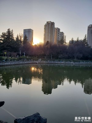 【鏡頭里的故事】湖畔日落