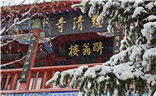 大雪后的古建筑与城市