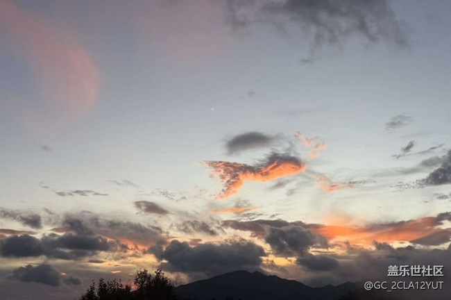【折疊屏手機里的春夏秋冬】夏日夜晚