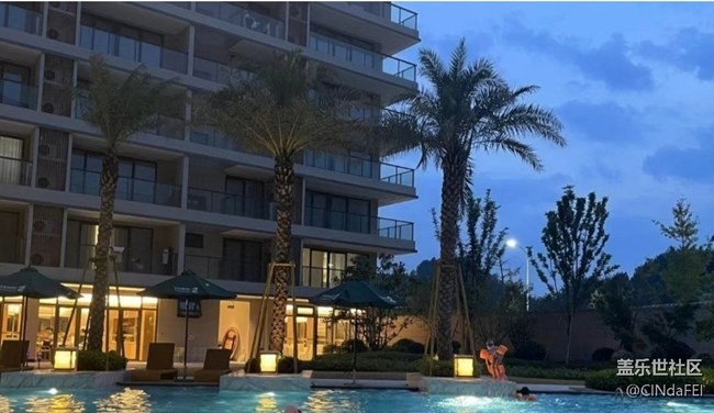 【折疊屏手機(jī)里的春夏秋冬】戲水