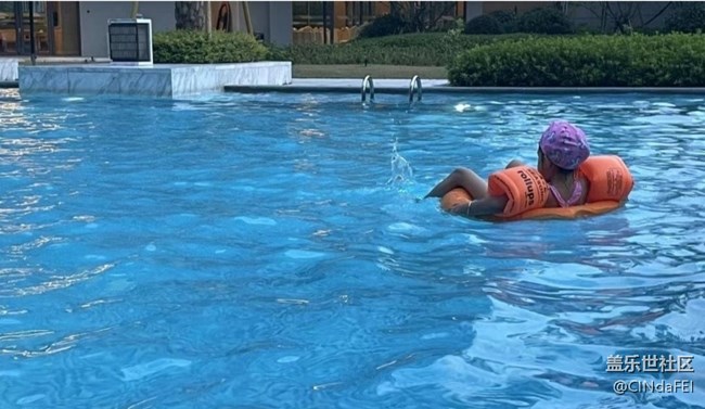 【折疊屏手機(jī)里的春夏秋冬】戲水