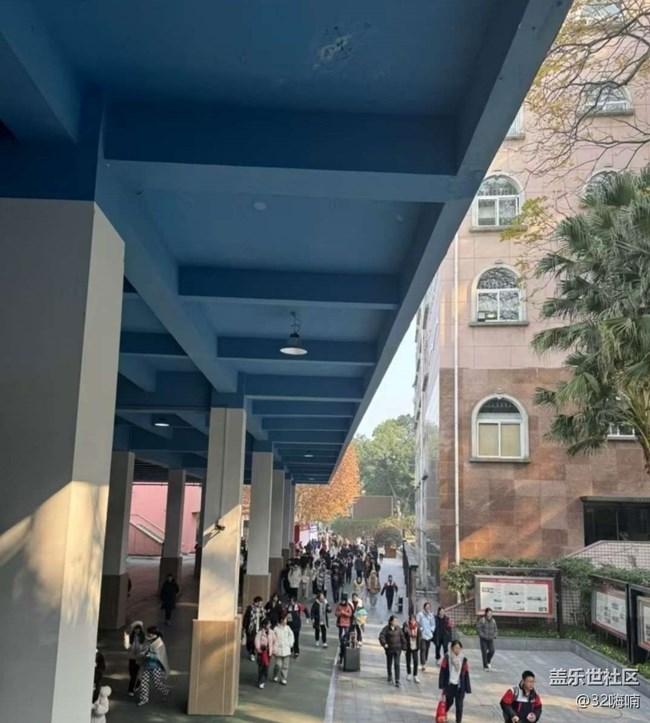 【折疊屏手機(jī)里的春夏秋冬】秋季校園