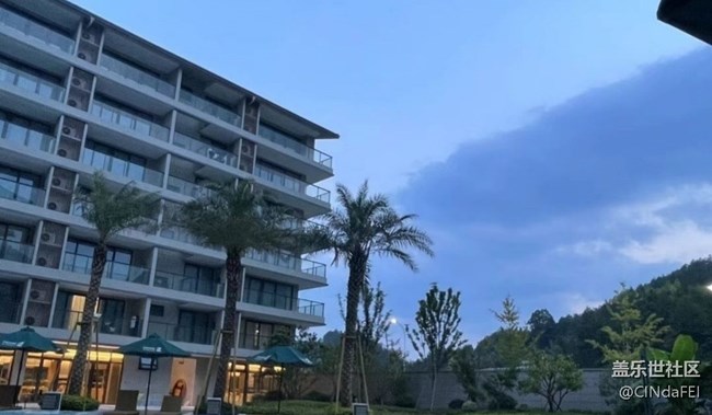 【折疊屏手機(jī)里的春夏秋冬】戲水