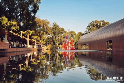 倒影中的節(jié)日