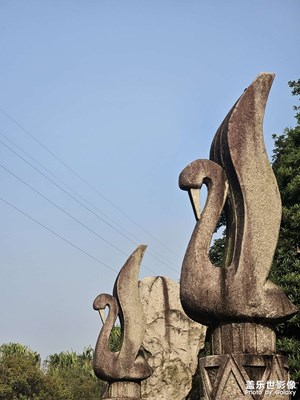 【換個(gè)角度看世界】+抬頭看世界