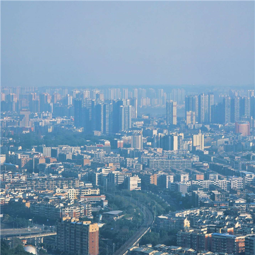 山寺凭栏，尽揽城市烟火与山风温柔