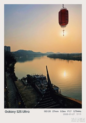 夕陽(yáng)落在嘉陵江邊財(cái)神樓，千年時(shí)光揉成了柔光