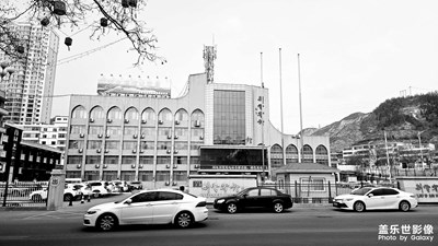 黑白濾鏡下的小縣城