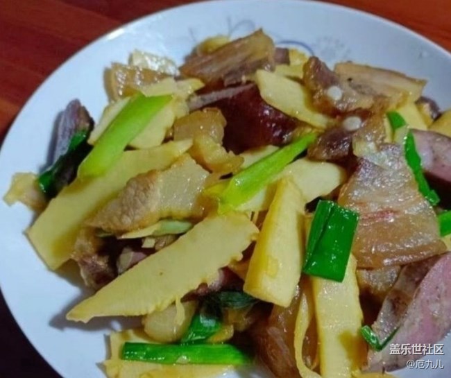 【春肴納?！慷S炒肉