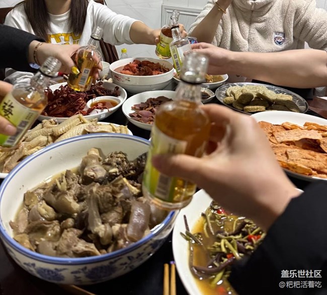 【春肴納?！恳黄鸷染? title=