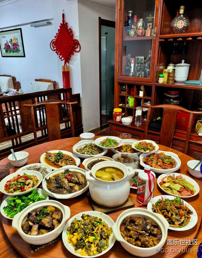 【春肴納?！磕晡稘M桌