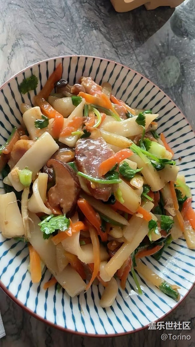 【春肴納?！砍茨旮? title=