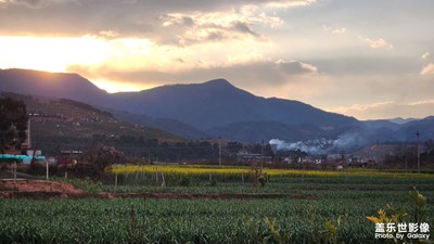 【光影一刻】+大理的晚霞和藍(lán)天白云
