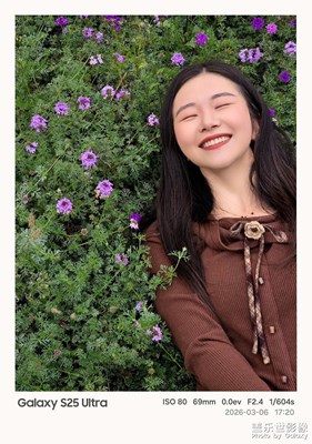 三月的風(fēng)，把春天和我都吹進(jìn)了花海里