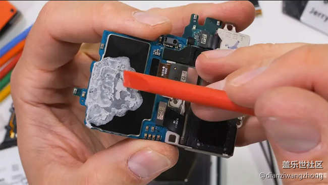 Galaxy S26 Ultra 拆解顯示，三星在散熱和攝像頭硬件方面下了很大功夫。