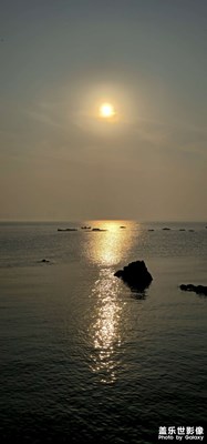 夕陽與海浪相擁