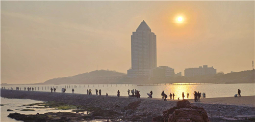 夕阳与海浪相拥